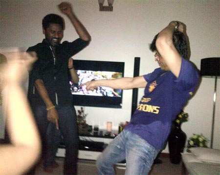 Shahrukh with Akshay Kumar celebrating IPL victory 2