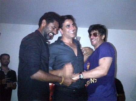 Shahrukh with Akshay Kumar celebrating IPL victory 1