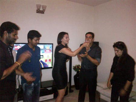 Shahrukh with Akshay Kumar celebrating IPL victory 3