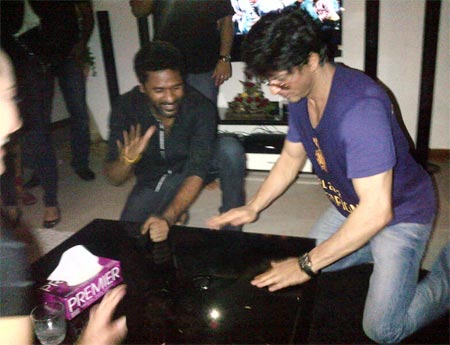 Shahrukh with Akshay Kumar celebrating IPL victory 4