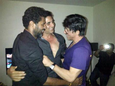 Shahrukh with Akshay Kumar celebrating IPL victory 6