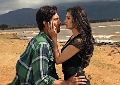 Sara & Randeep Hooda in Stills from Murder 3