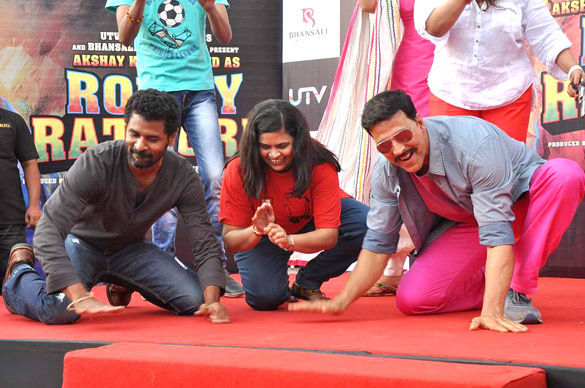 Akshay Kumar, Sonakshi Sinha & Prabhu Deva at rickshaw race 1
