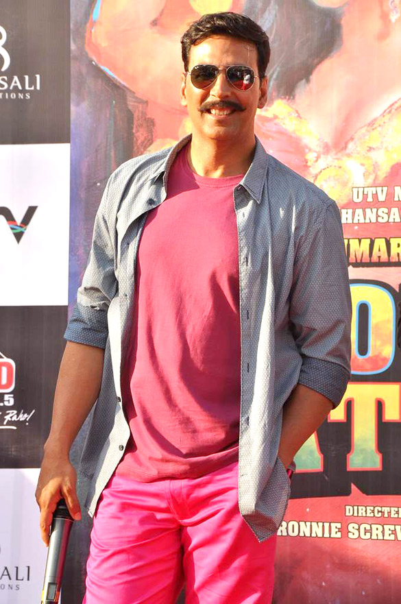 Promotional rickshaw race for Rowdy Rathore 7