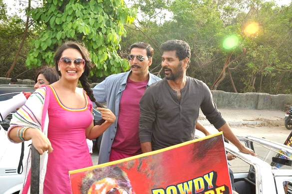 Promotional rickshaw race for Rowdy Rathore 9