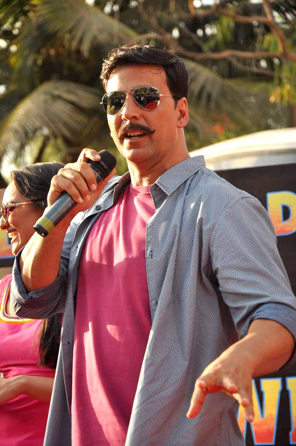 Promotional rickshaw race for Rowdy Rathore 10