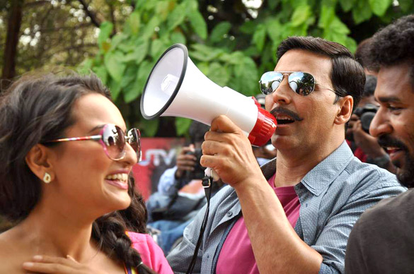 Promotional rickshaw race for Rowdy Rathore 11