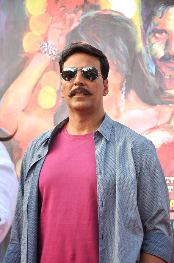 Promotional rickshaw race for Rowdy Rathore 14
