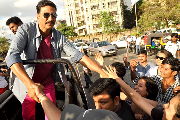 Promotional rickshaw race for Rowdy Rathore 16