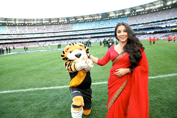 Vidya Balan at Melbourne cricket ground 8