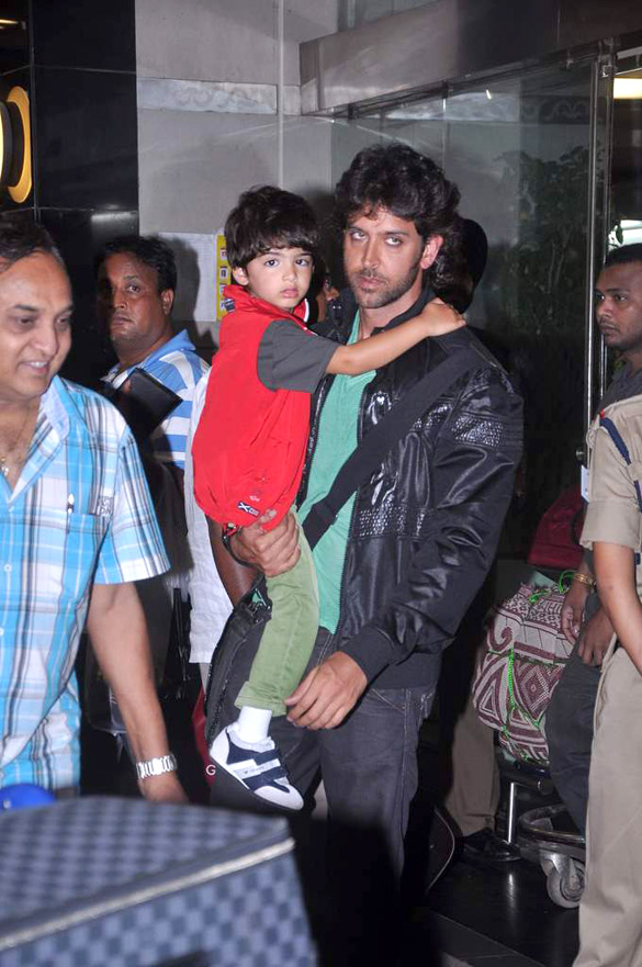 Kareena & Hrithik Snapped at airport 7