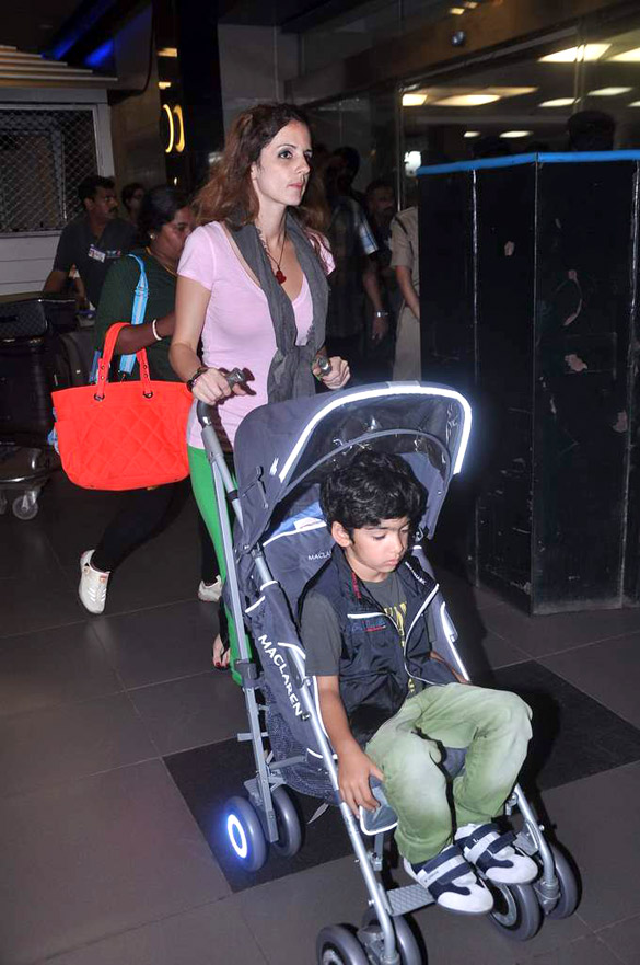 Kareena & Hrithik Snapped at airport 6