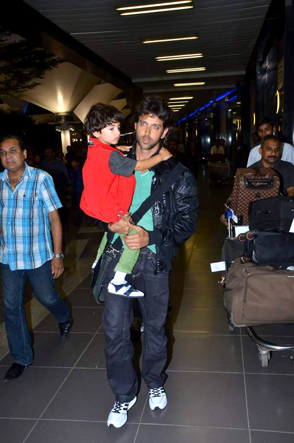 Kareena & Hrithik Snapped at airport 5