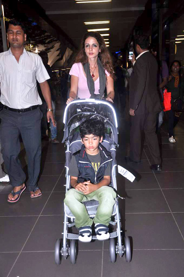 Kareena & Hrithik Snapped at airport 3