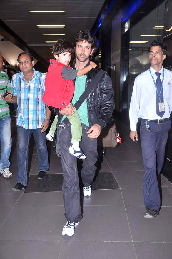 Kareena & Hrithik Snapped at airport 4