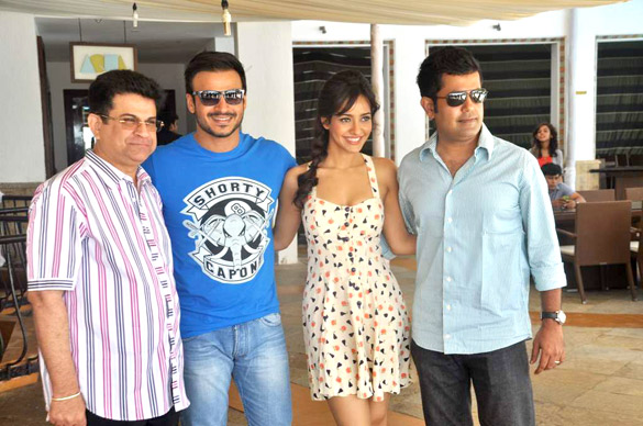 Vivek Oberoi & Neha Sharma at promo launch of JAYANTHABHAI KI LUV STORY 4