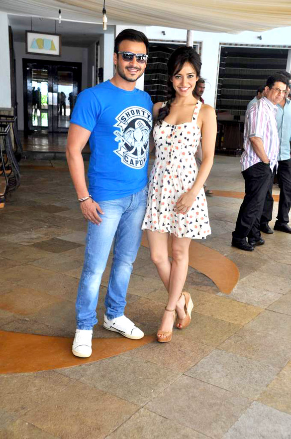 Vivek Oberoi & Neha Sharma at promo launch of JAYANTHABHAI KI LUV STORY 5