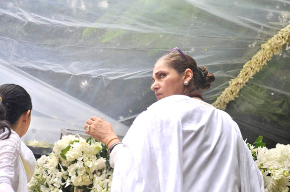 Dimple Kapadia in Last journey of Super star Rajesh Khanna