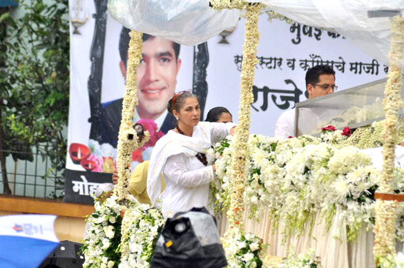 Dimple Kapadiain Last journey of Super star Rajesh Khanna