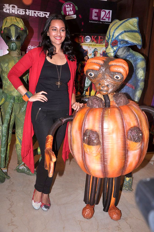 Sonakshi witth Aliens for promotion of JOKER