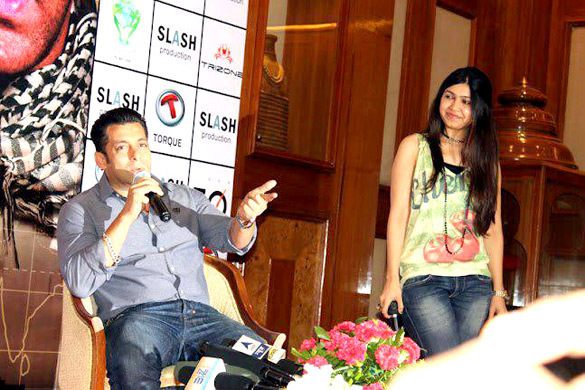 Salman & Katrina Kaif promote Ek Tha Tiger at Gateway Ahmedabad