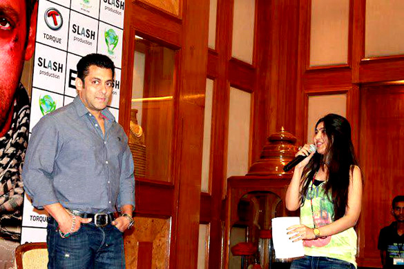 Salman & Katrina Kaif promote Ek Tha Tiger at Gateway Ahmedabad