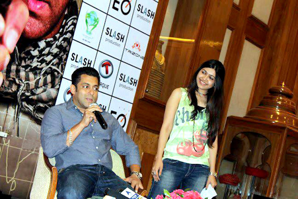 Salman & Katrina Kaif promote Ek Tha Tiger at Gateway Ahmedabad