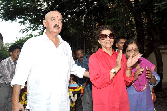 Rakesh Roshan with his wife at Ganpati Visarjan