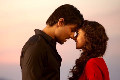 Aditi Rao Haydri & Randeep Hooda in Stills from Murder 3