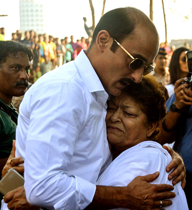 Akshay Khanna And Saroj Khan At Vinod Khanna Funeral