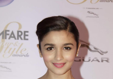 Alia Bhatt looking stunning at Filmfare Glamour and Style Awards