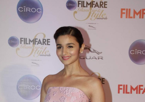 Alia Bhatt looking gorgeous at Filmfare Glamour and Style Awards