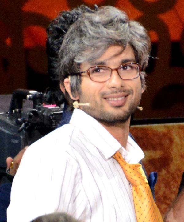 Shahid Kapoor performing at IIFA Awards