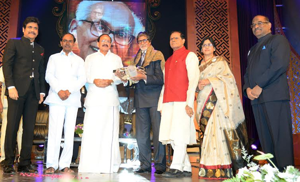 Big B poses for the shutterbugs after receiving ANR awards