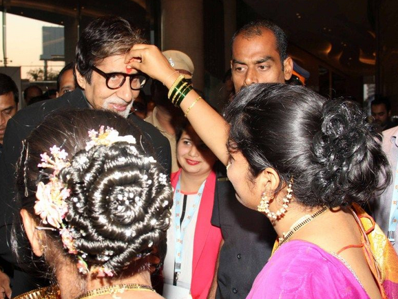 Amitabh Bachchan welcome in a traditional form at the Maharashtra tourism event