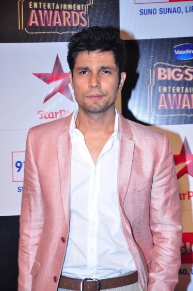 Randeep Hooda looking handsome at Big Star Entertainment Awards