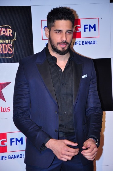 Sidharth Malhotra looking hot at Big Star Entertainment Awards