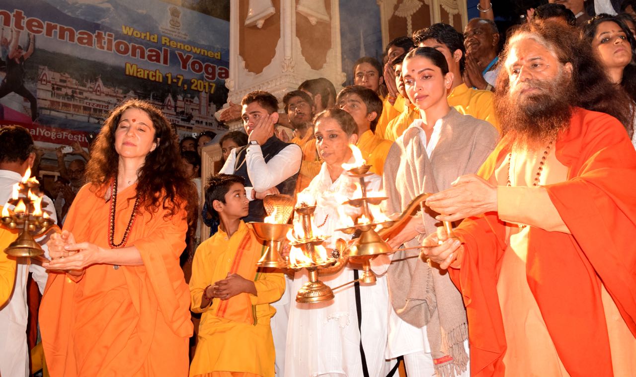 Deepika Padukone performed a pooja on the banks of river Ganga