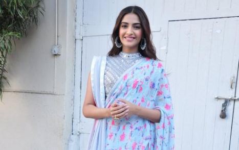 Gorgeous Sonam Kapoor snapped at Mehboob Studio