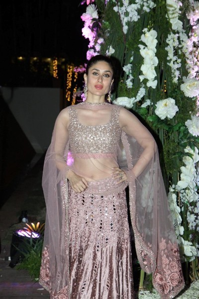 Kareena Kapoor Khan looking gorgeous at Manish Malhotra's niece Riddhi's sangeet function