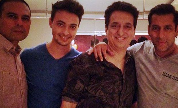 Salman poses with Atul Agnihotri, Aayush Sharma and Sajid Nadiadwala