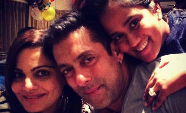 Salman clicks a selfie with Alvira and Arpita