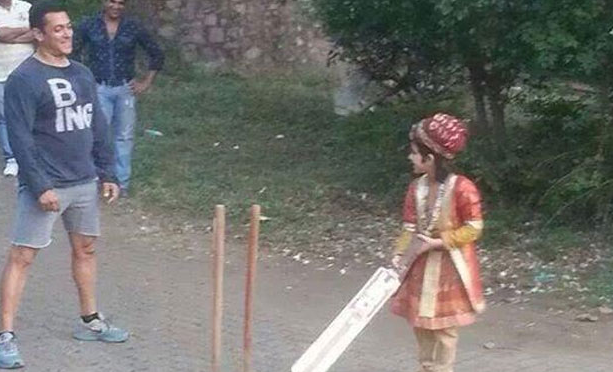 Salman Khan enjoys playing cricket on the sets of 'Prem Ratan Dhan Payo'