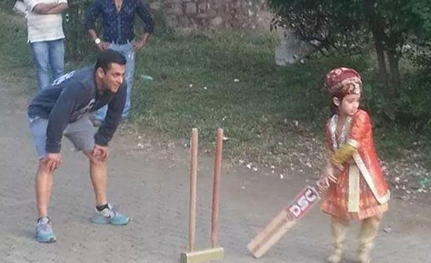 Salman Khan plays cricket on the sets of 'Prem Ratan Dhan Payo'