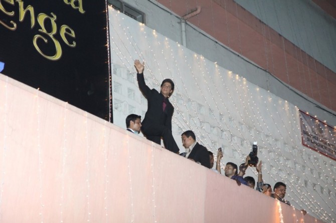 SRK waving to his fans from the terrace of Maratha Mandir
