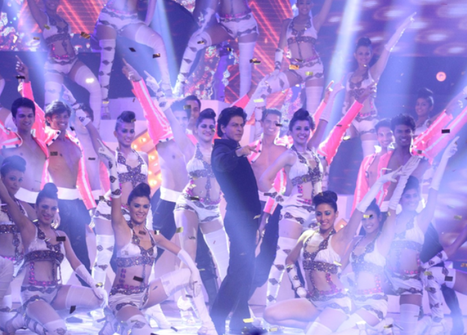 SRK performs at the opening episode of 'India Poochega Sabse Shaana Kaun?'