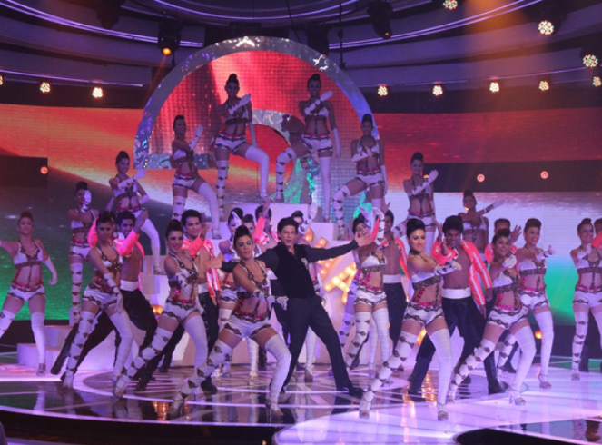 SRK shows his dance moves at the opening episode of 'India Poochega Sabse Shaana Kaun?'