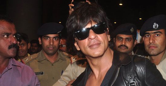 SRK snapped at the airport