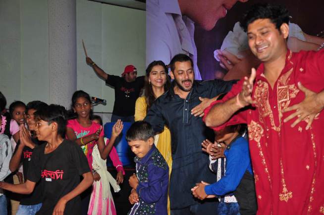 Salman Khan and Sonam Kapoor with Dharavi Rocks band