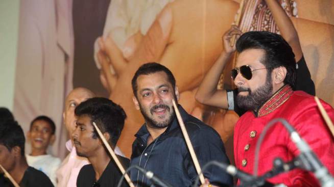Salman and Armaan Kohli with Dharavi Rocks band